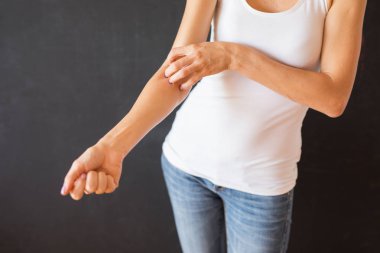 genç kadın tırnak ısırma