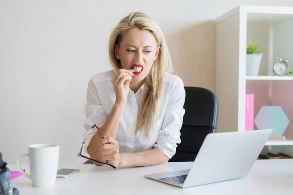 Vrouw Haar Nagels Kantoor Bijten — Stockfoto