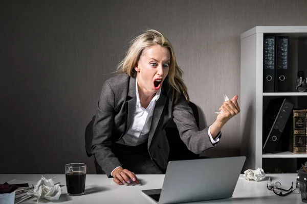 Vrouw Boos Haar Laptopcomputer Het Werk — Stockfoto