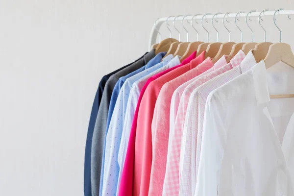 Различные Цветные Рубашки Висят Вешалке — стоковое фото