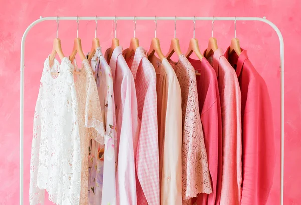 Жіночий Одяг Рожевого Кольору — стокове фото