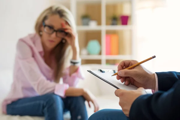 Mujer Encontrándose Con Psicoterapeuta Discutiendo Sus Problemas — Foto de Stock