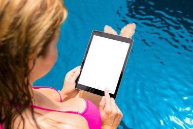 Kadın havuzu holding tablet dikey olarak boş beyaz ekran ile tarafından.