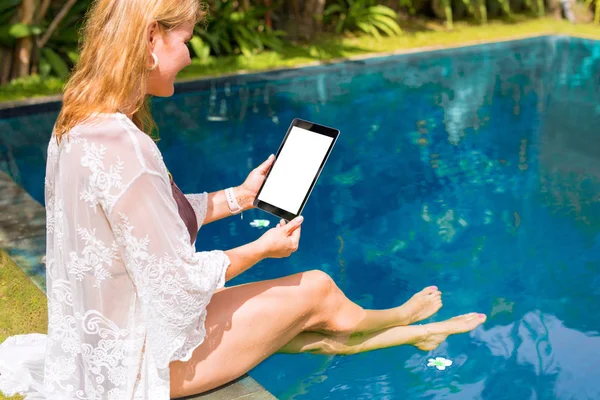 Frau Sitzt Pool Und Benutzt Tablet Computer Vertikale Bildschirm Attrappe — Stockfoto