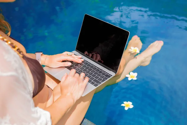 Mujer Sentada Junto Piscina Usando Portátil — Foto de Stock