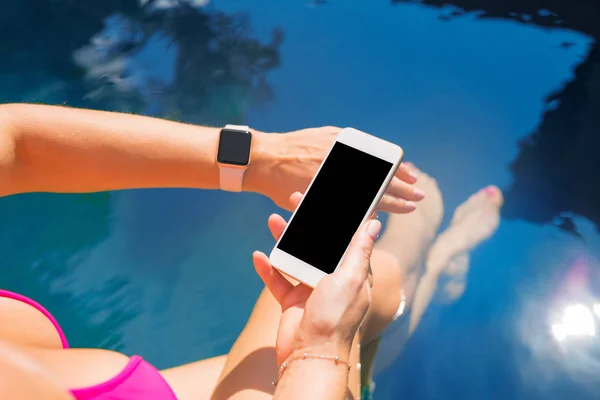 Havuz Başında Akıllı Dijital Teknoloji Kullanan Kadın — Stok fotoğraf