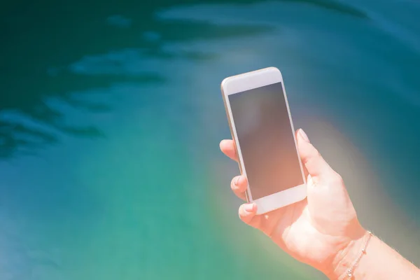 Vrouw Met Mobiele Telefoon Hand Bij Het Zwembad — Stockfoto