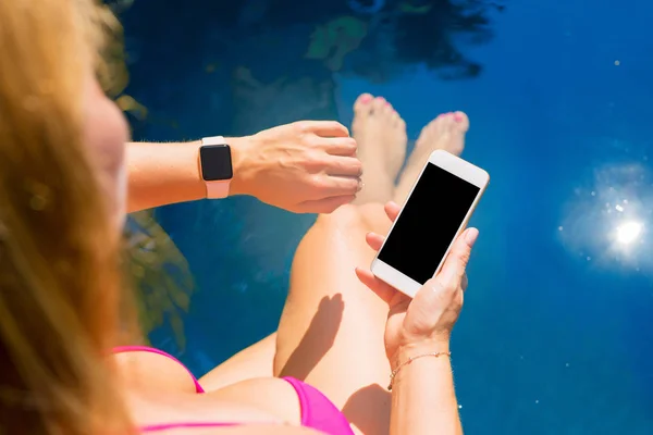 Mujer Usando Tecnología Digital Inteligente Junto Piscina — Foto de Stock