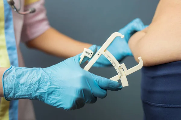 Médico Que Mede Gordura Barriga Paciente Com Uma Pinça — Fotografia de Stock