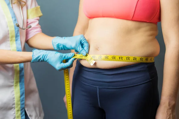 医生服用肥胖患者的身体脂肪测量 — 图库照片