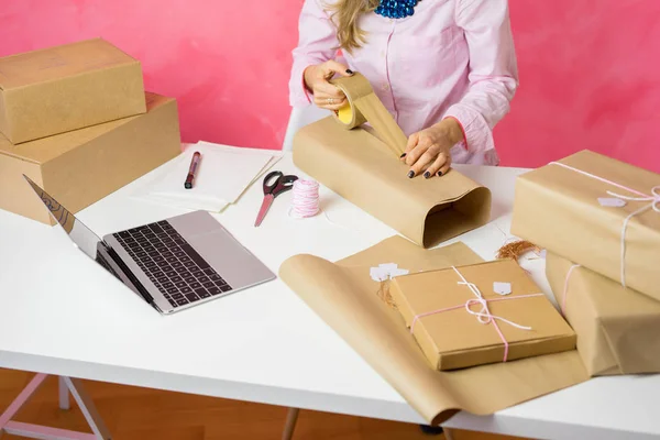 Mujer Que Vende Artículos Línea Productos Embalaje Para Envío —  Fotos de Stock