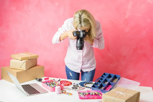 Žena Fotografovat Vlastní Vytvořené Produkty Pro Jejich Prodej Online — Stock fotografie
