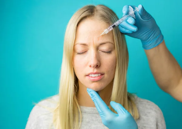 Médico Faz Injeções Faciais Rejuvenescedoras Para Suavizar Pele Rosto Uma — Fotografia de Stock