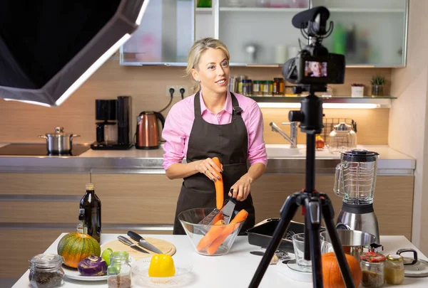 Kobieta Gotowanie Vlog Nagrywanie Się Kamerę — Zdjęcie stockowe