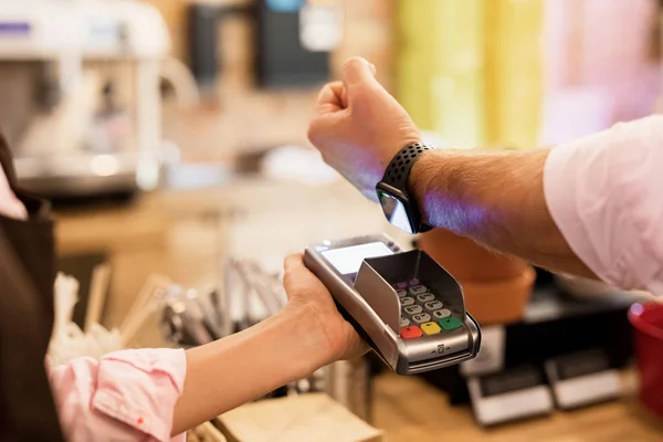 Kellnerin Nimmt Zahlung Von Kreditkarte Drahtlos Auf Pos Termina — Stockfoto