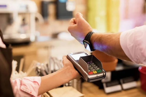 Waitress Taking Payment Credit Card Wirelessly Pos Termina — Stock Photo, Image