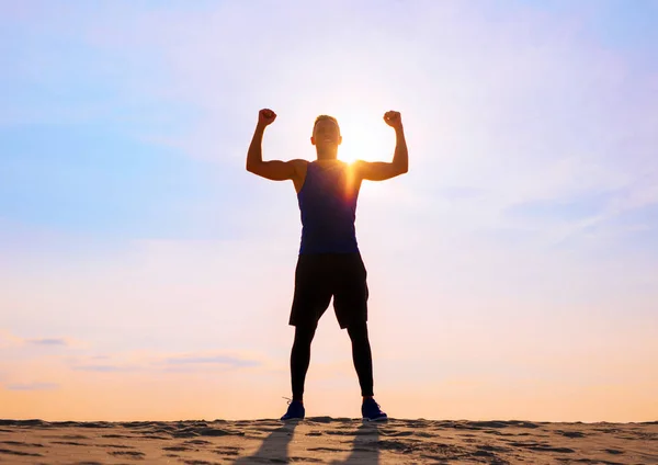 Fitness Atleta Masculino Con Los Brazos Arriba Celebrando Éxito Los — Foto de Stock