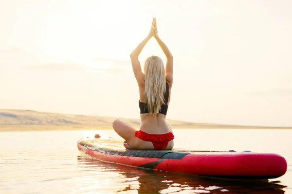 Mujer Forma Haciendo Ejercicios Yoga Sobre Tabla Paddle Agua Atardecer — Foto de Stock