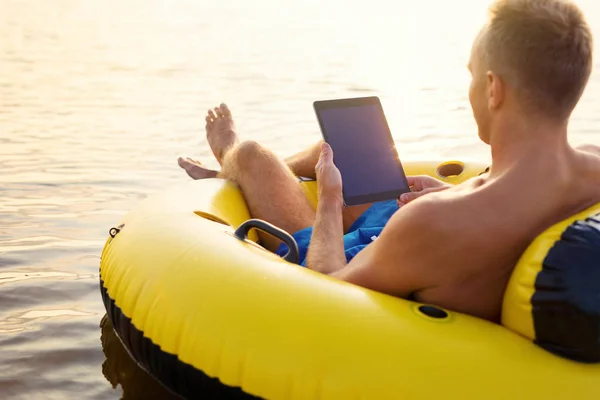 Homem Usando Tablet Enquanto Relaxa Água — Fotografia de Stock