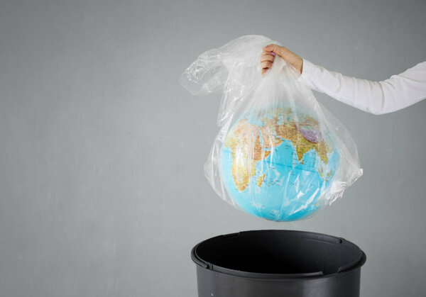 Планета Земля в пластиковом пакете
