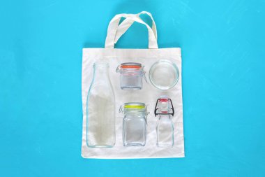 Sıfır atık alışveriş için pamuk lu çanta ve cam kit