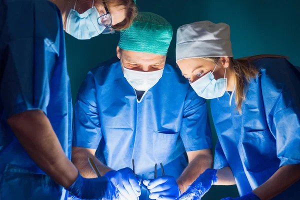 Team Van Drie Artsen Maakt Chirurgie — Stockfoto