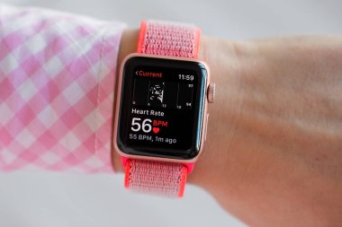 Riga, Letonya - 29 Mart 2019: Apple Watch'ta Sağlık uygulamasında kalp atış hızını kontrol edin