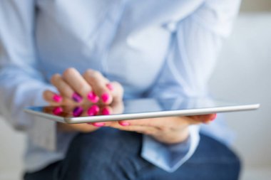 Tablet bilgisayar kullanan kadın, yakın plan fotoğraf