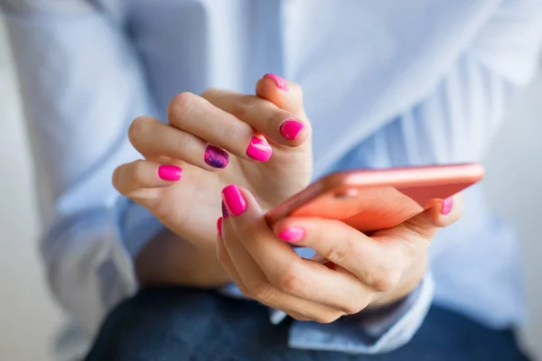 Woman Holding Mobile Phone Hands Close Photo — Stock Photo, Image