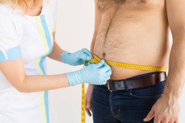 Doktor ölçme adamın vücut fa