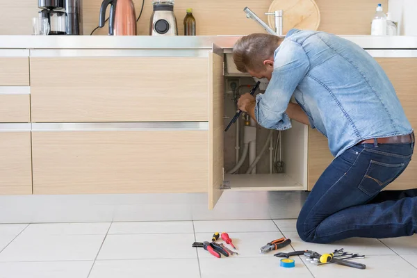 Maintenance Worker Fixing Leaking Pipes Kitchen — Stock Photo, Image