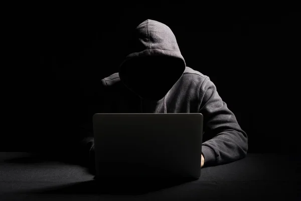 黑暗中在笔记本电脑上工作的黑客 — 图库照片