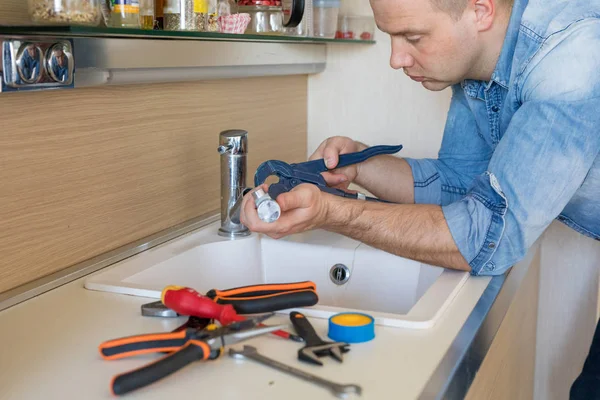 Man Fixing Lekkende Kraan Keuken — Stockfoto