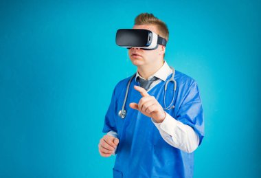 Sanal gerçeklik gözlüğü kullanan doktor