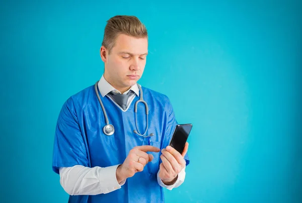 Läkare Med Mobiltelefon — Stockfoto