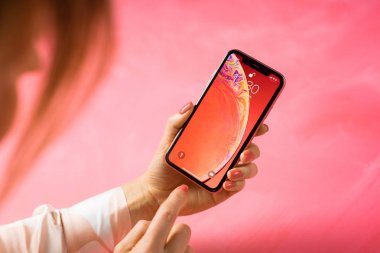 Riga, Letonya - 25 Ocak 2019: En son nesil iphone Xr telefonu kullanan kadın.