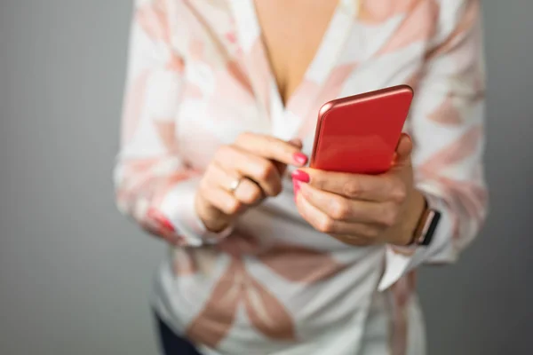 Frau Hält Und Benutzt Mobiltelefon — Stockfoto