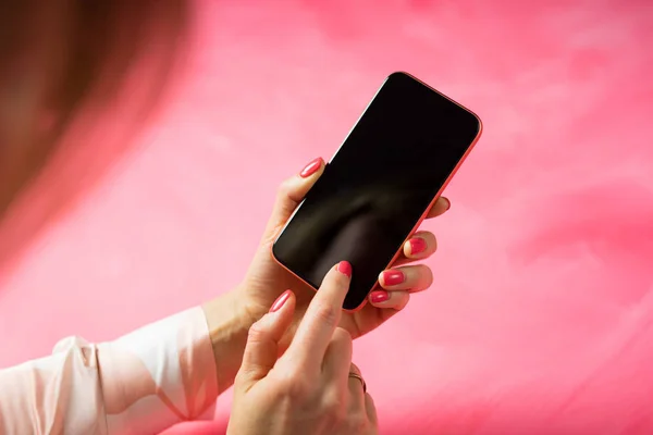 Wanita Menggunakan Ponsel Dan Menyentuh Layar Dengan Jari — Stok Foto