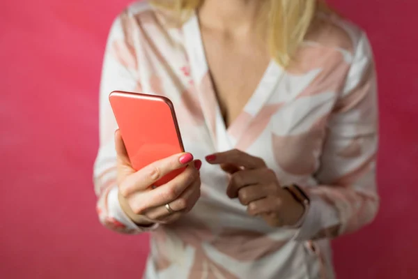 Vrouw Met Mobiele Telefoon Handen — Stockfoto