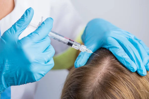 Arts Cosmetoloog Maakt Mesotherapie Injecties Het Hoofd Van Vrouw Voor — Stockfoto