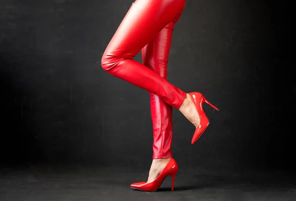 Wanita Dengan Kaki Seksi Memakai Celana Kulit Merah Dan Sepatu — Stok Foto
