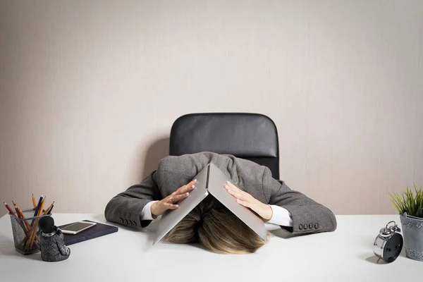 Mujer Quemada Sobrecargada Trabajo — Foto de Stock