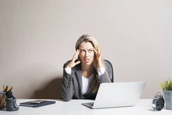 Mujer Estresada Agotada Sentada Escritorio Oficina — Foto de Stock