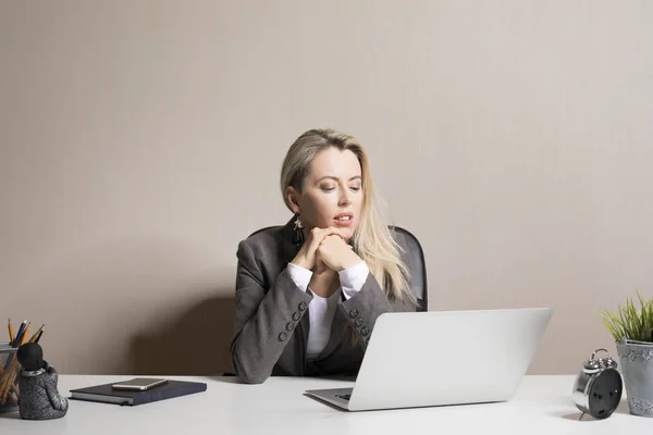 Πορτρέτο Μιας Εξαντλημένης Επιχειρηματία Κοιτάζοντας Την Οθόνη Του Φορητού Υπολογιστή — Φωτογραφία Αρχείου