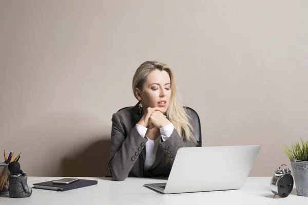 Portret Van Een Uitgeputte Zakenvrouw Kijkend Naar Het Laptopscherm — Stockfoto