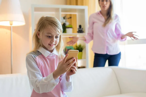 Mother Asking Her Daughter Put Smartphone — Stock Photo, Image