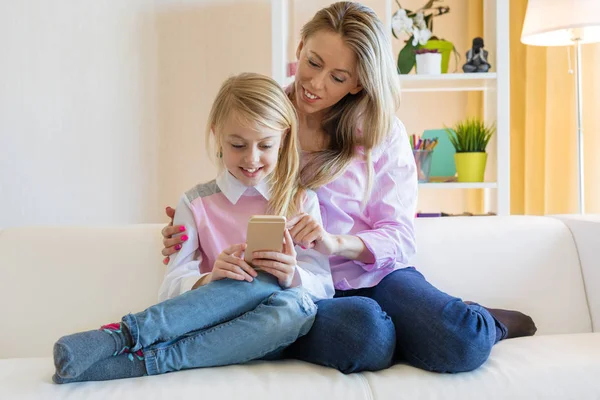 Mam Dochter Zijn Met Behulp Van Telefoon Terwijl Zitten Bank — Stockfoto