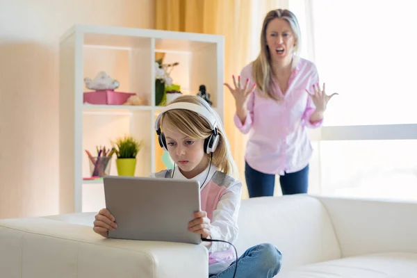 Moeder Boos Haar Gadgets Verslaafde Tiener Dochter — Stockfoto