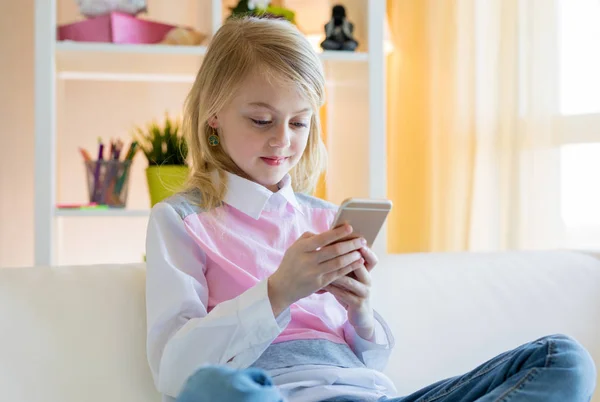 Gelukkig Meisje Zitten Bank Met Behulp Van Telefoon Thuis — Stockfoto