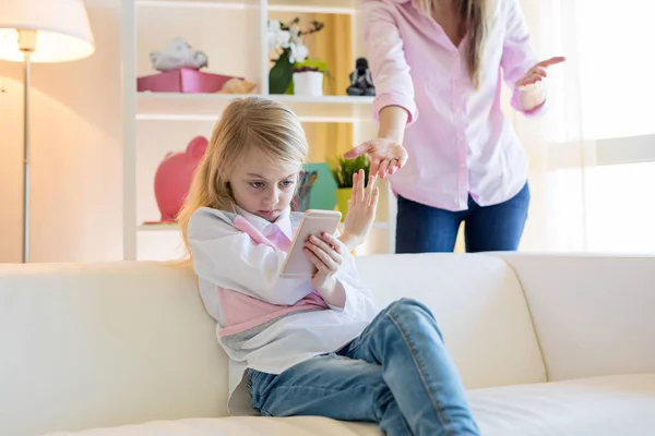 Moeder Vraagt Haar Dochter Zet Smartphone — Stockfoto